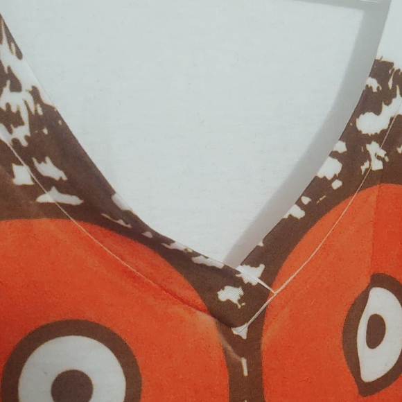 Gently Used Large Vintage Hooters Tshirt - Picture 2 of 3